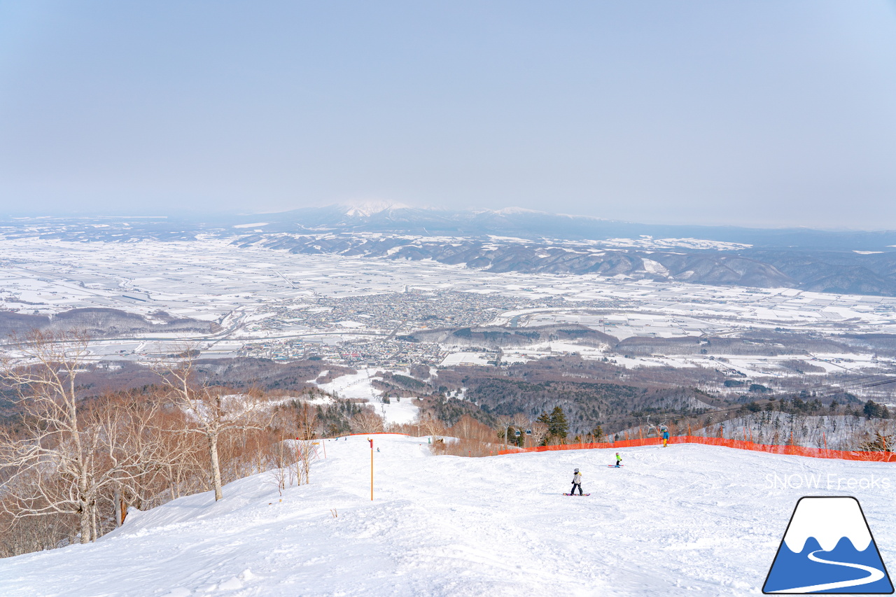 富良野スキー場｜2022-2023シーズンの『北の峰ゾーン』の営業は、3月21日（火・祝）まで。心ゆくまでロング滑走を楽しみましょう♪